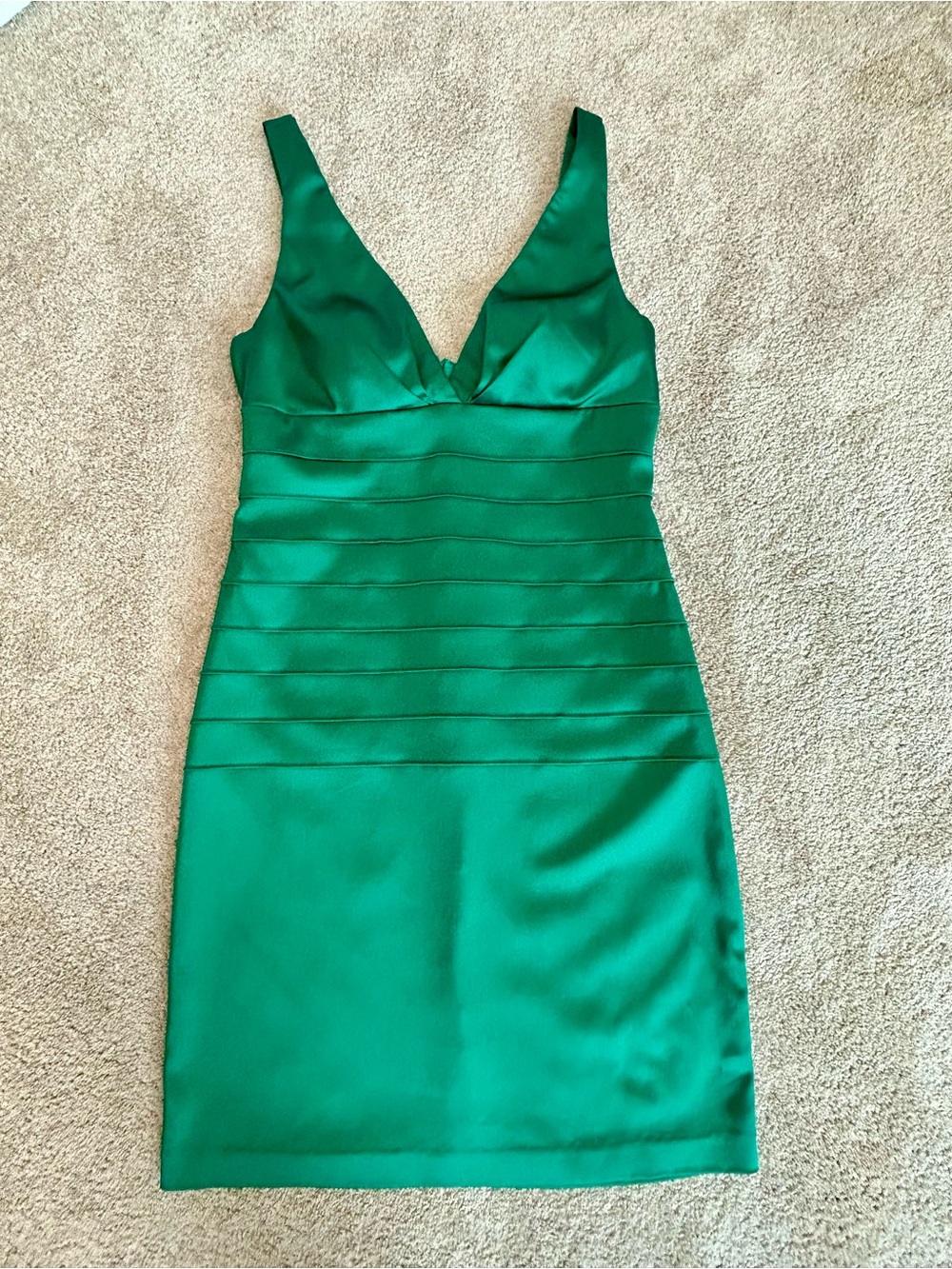 Sleeveless V-Neck Emerald Green Bodycon Dress - Picture 5 of 11
